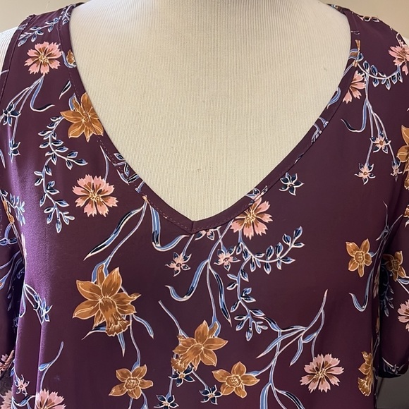 Pink rose brands, floral, print, cold shoulder, top with flowy sleeves - Picture 2 of 11